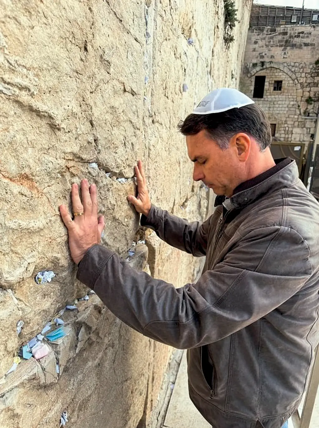 5 - FLAVIO-BOLSONARO-MURO-LAMENTACOES.webp